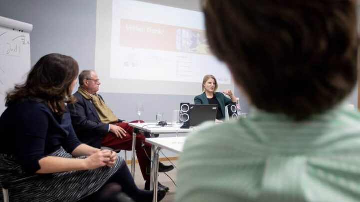Alumna Simone Wießmeyer (heute Deutsche Bank) besuchte die Quadriga Hochschule Berlin mit ihrem damaligen Kollegen bei der ING, dem Bundesminister a.D. und ehemaligen Spitzenkandidaten der SPD, Peer Steinbrück. (Foto: Legler / Quadriga)