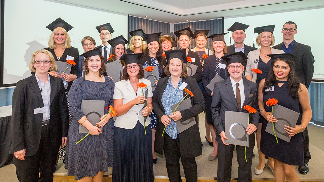 Marco Pabstmann (hintere Reihe) beim Graduation an der Quadriga Hochschule. Vorne links im Bild ist Dr. Katharina Herrmann, die Vorsitzende des Beirats Leadership zum Studiengang. (Foto: Schmid / Quadriga)
